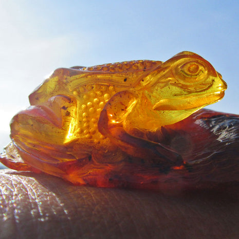 Einzigartiger Frosch aus Bernstein, handgeschliffen