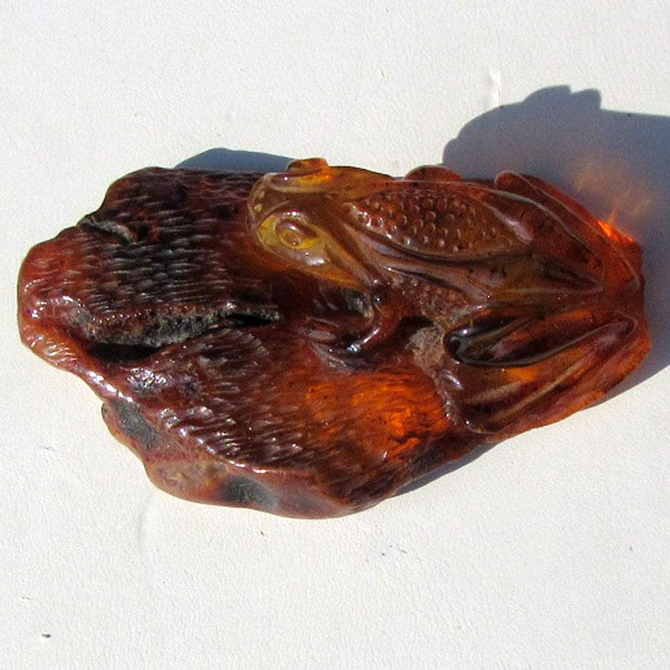 Einzigartiger Frosch aus Bernstein, handgeschliffen