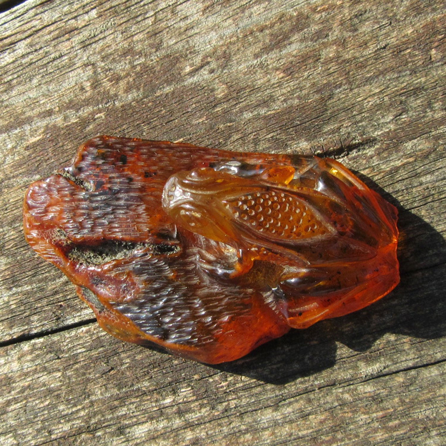Einzigartiger Frosch aus Bernstein, handgeschliffen