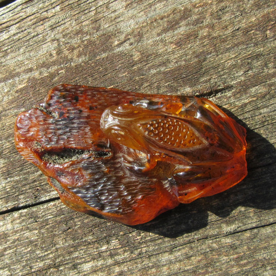Einzigartiger Frosch aus Bernstein, handgeschliffen