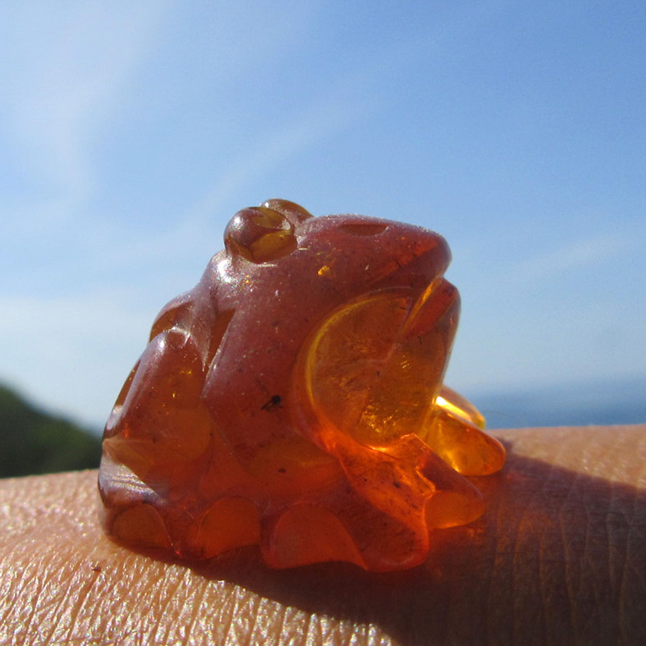 Frosch aus kognacfarbenem Bernstein, handgefertigtes Unikat