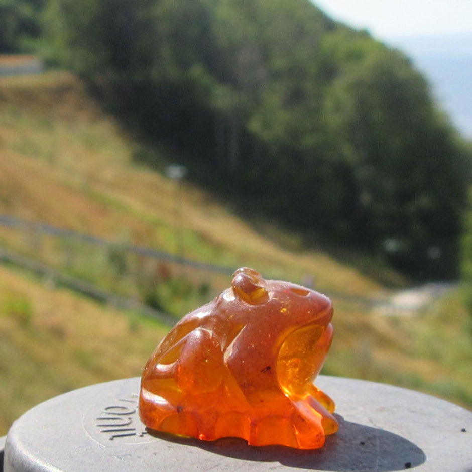 Frosch aus kognacfarbenem Bernstein, handgefertigtes Unikat