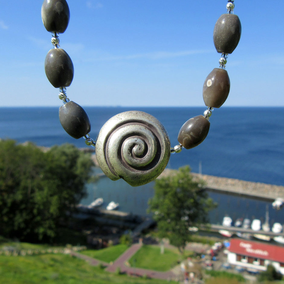 Collier aus Feuersteinoliven und Silberschnecke, Unikat