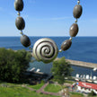 Collier aus Feuersteinoliven und Silberschnecke, Unikat