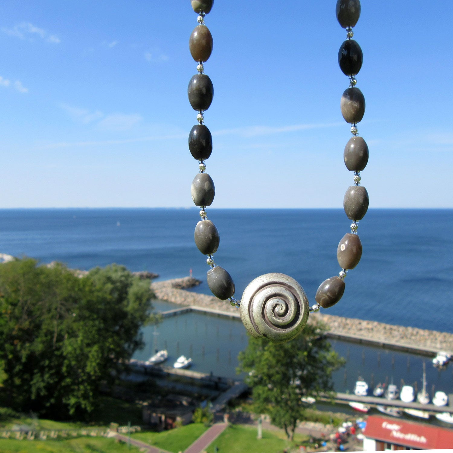 Collier aus Feuersteinoliven und Silberschnecke, Unikat