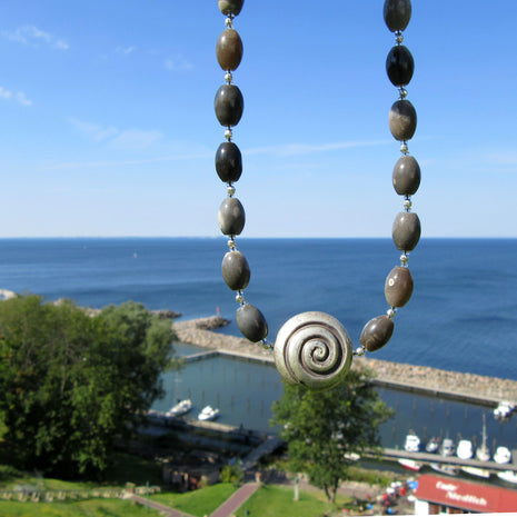 Collier aus Feuersteinoliven und Silberschnecke, Unikat
