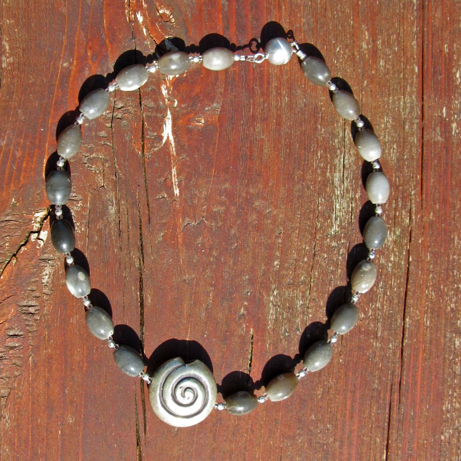 Collier aus Feuersteinoliven und Silberschnecke, Unikat