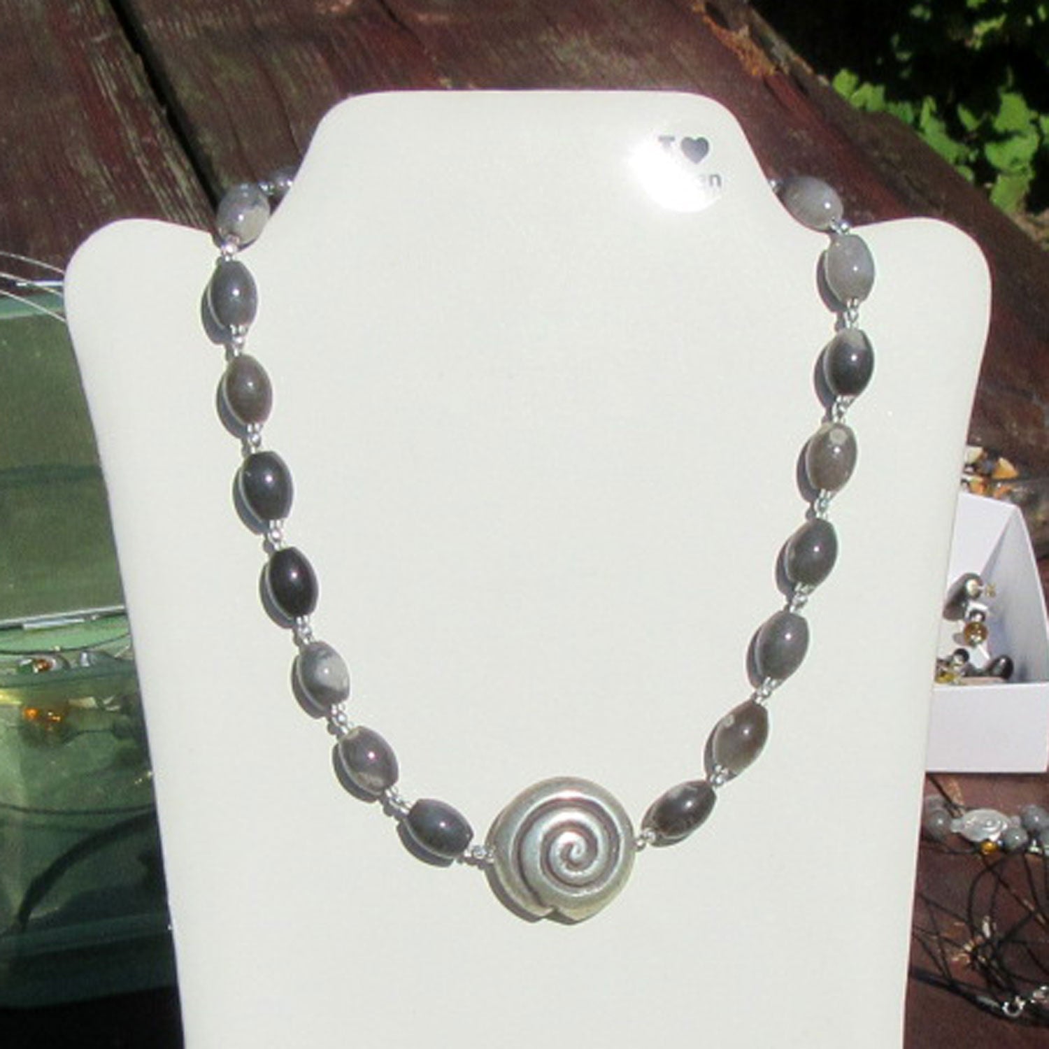 Collier aus Feuersteinoliven und Silberschnecke, Unikat