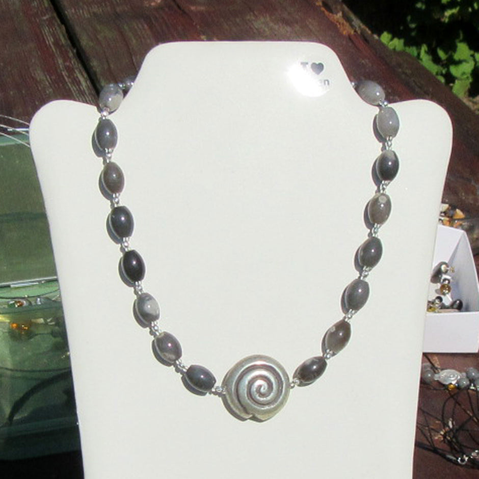 Collier aus Feuersteinoliven und Silberschnecke, Unikat