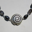 Collier aus Feuersteinoliven und Silberschnecke, Unikat