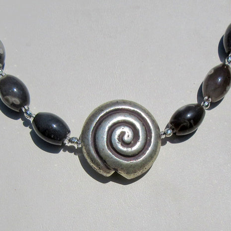 Collier aus Feuersteinoliven und Silberschnecke, Unikat