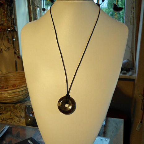 Donut aus Feuerstein, grautöne, maritim inspiriert