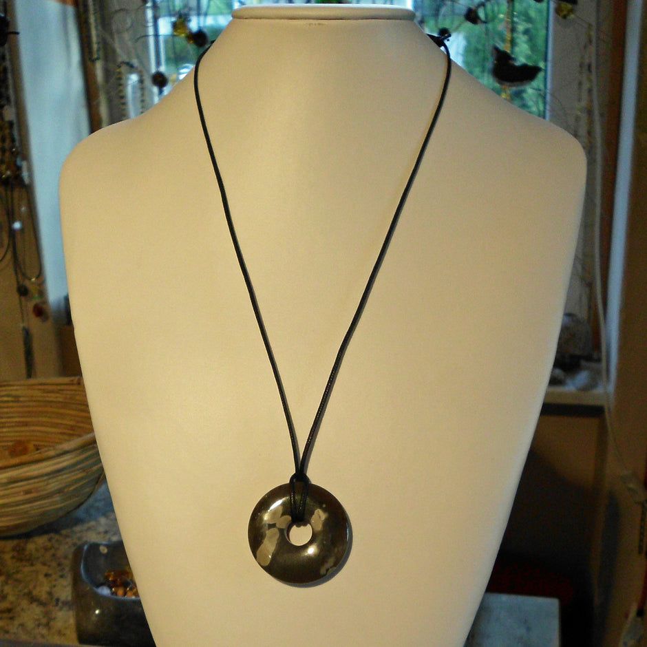 Einzelstück: Donut aus Feuerstein in Grautönen