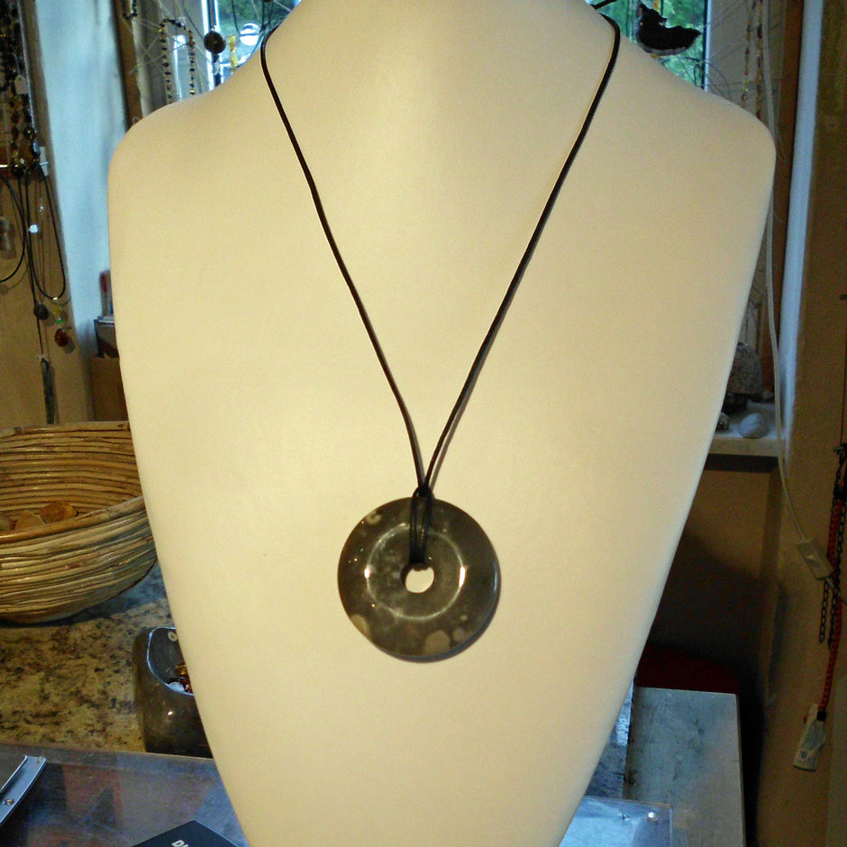 Einzelstück: Donut aus grauem Feuerstein von Rügen