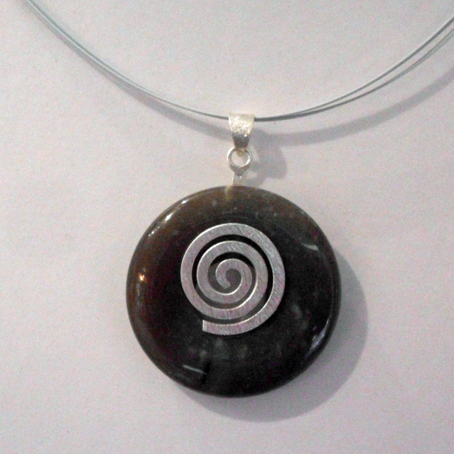 Feuersteindonut-Anhänger mit versilberter Spirale