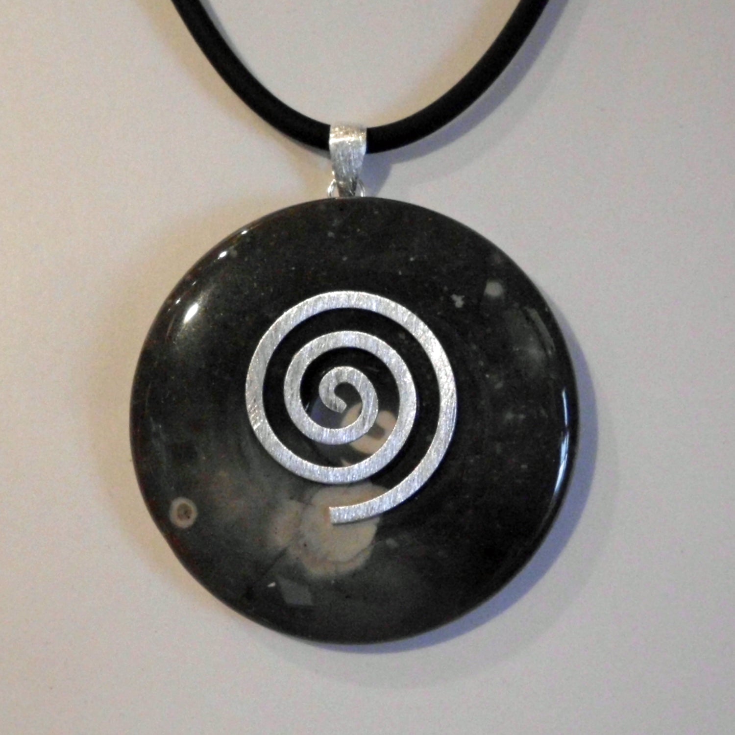 Feuersteindonut mit versilberter Spirale, Unikat