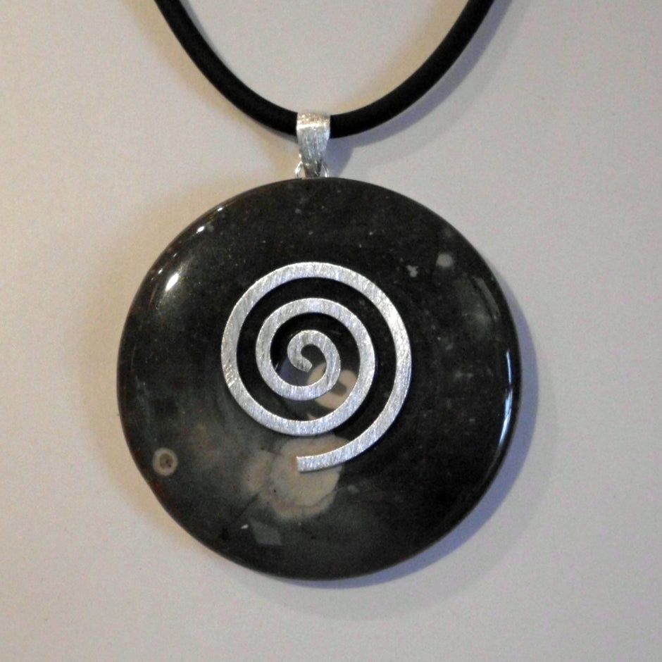 Feuersteindonut mit versilberter Spirale, Unikat