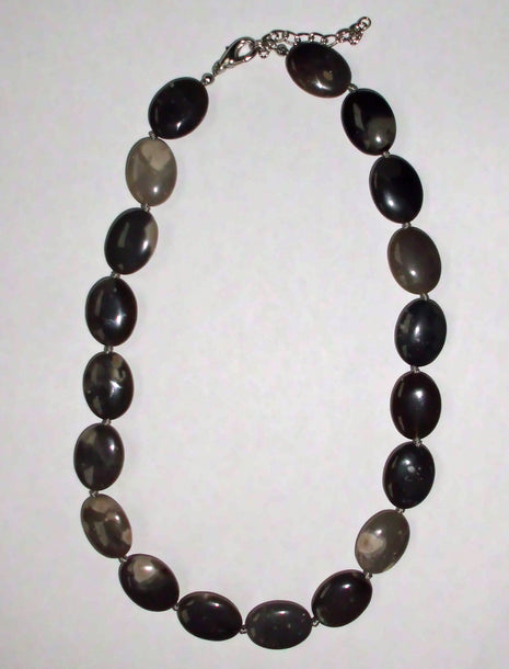 Kette aus grauem Feuerstein in Linsenform, Unikat