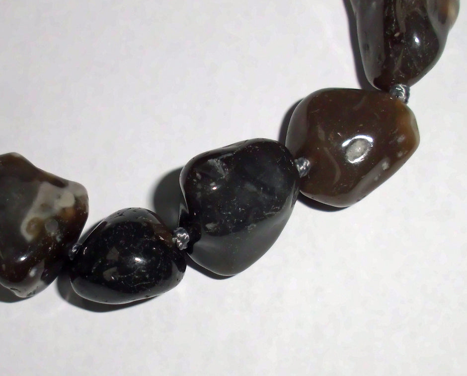 Einzigartige Kette aus Feuersteinnuggets – maritim und klar