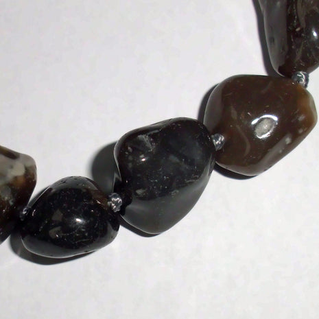 Einzigartige Kette aus Feuersteinnuggets – maritim und klar