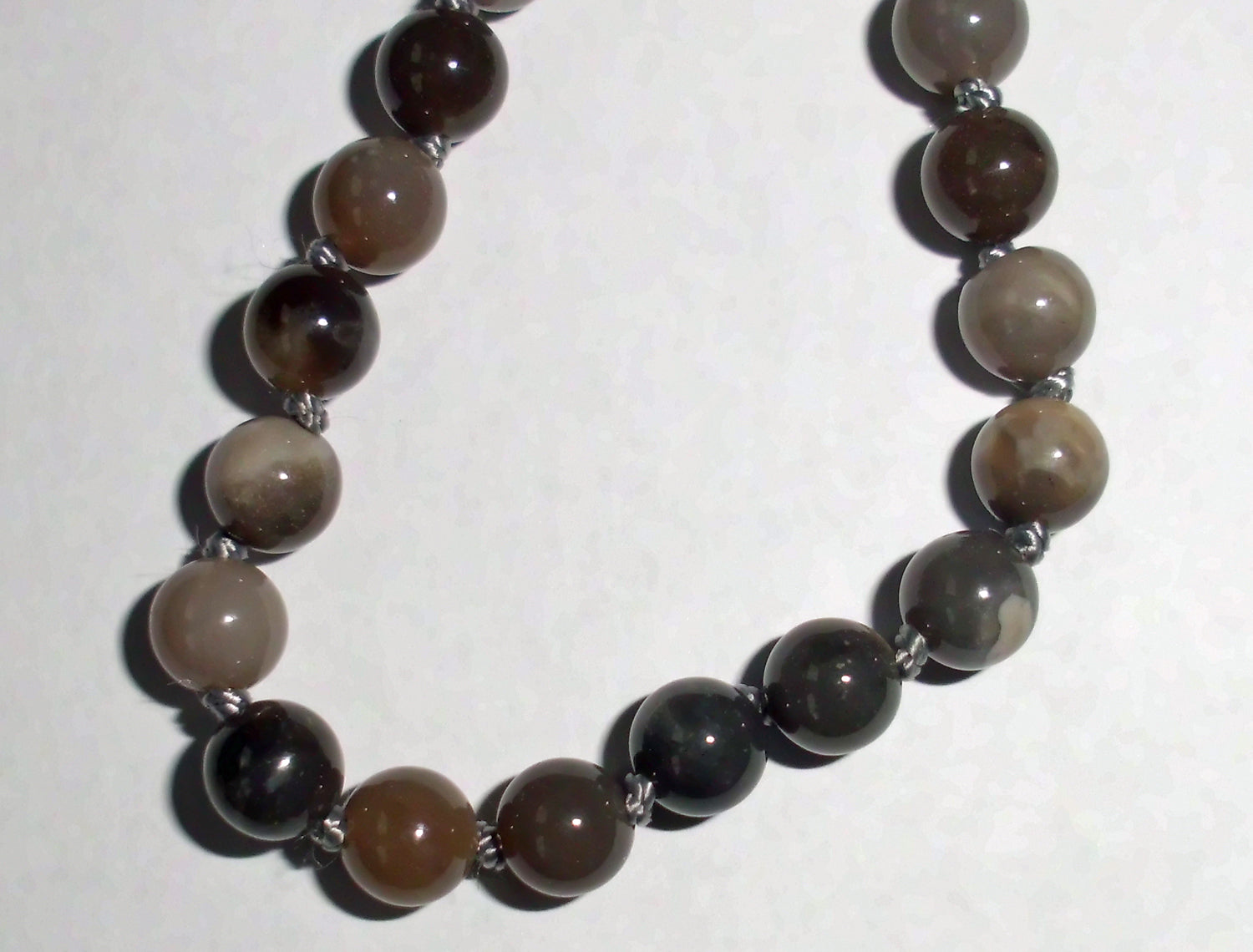 Elegante Kette aus Feuersteinperlen, schwarz-grau, 43 cm