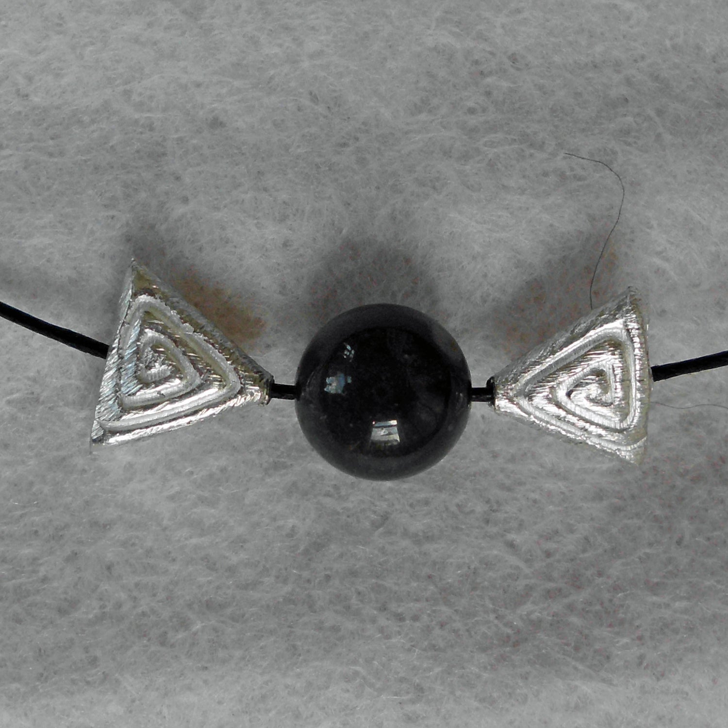 Collier aus 925er Silber mit Feuersteinkugel, Unikat