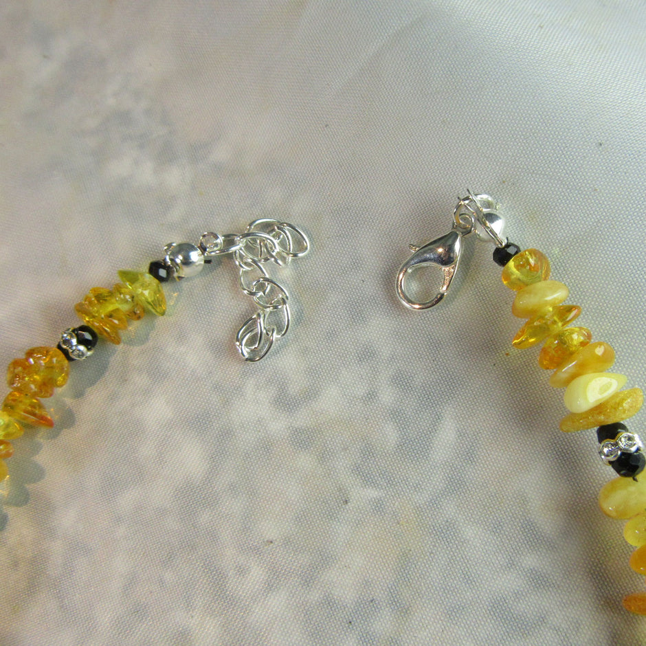 Elegantes Fußkettchen aus poliertem Bernstein und Perlen