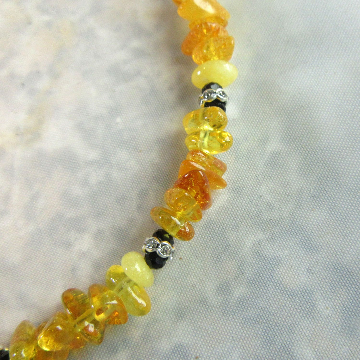 Elegantes Fußkettchen aus poliertem Bernstein und Perlen