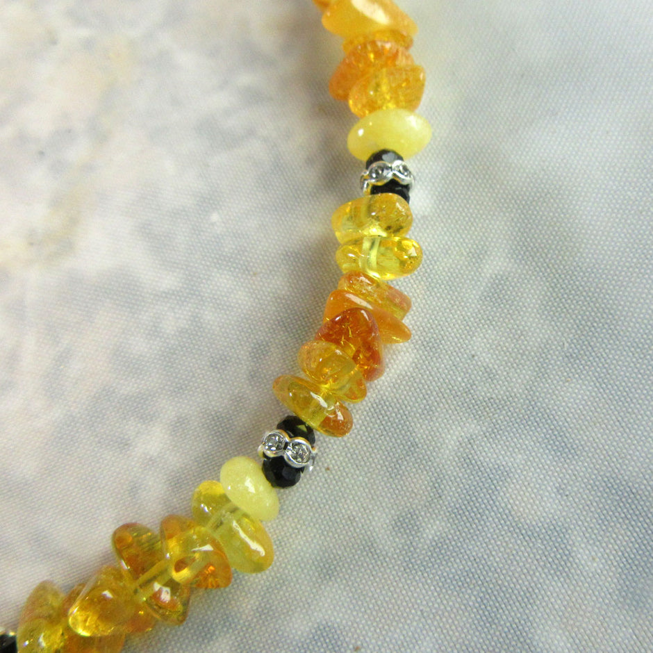 Elegantes Fußkettchen aus poliertem Bernstein und Perlen