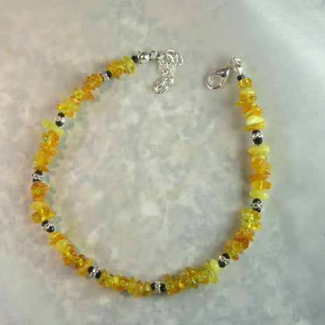 Elegantes Fußkettchen aus poliertem Bernstein und Perlen