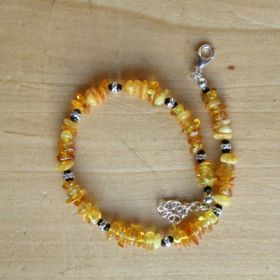 Elegantes Fußkettchen aus poliertem Bernstein und Perlen
