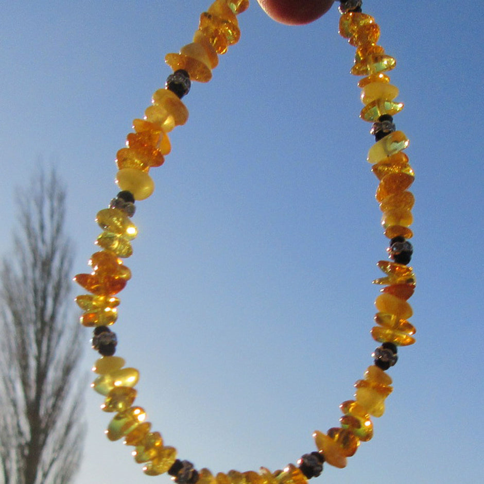 Elegantes Fußkettchen aus poliertem Bernstein und Perlen