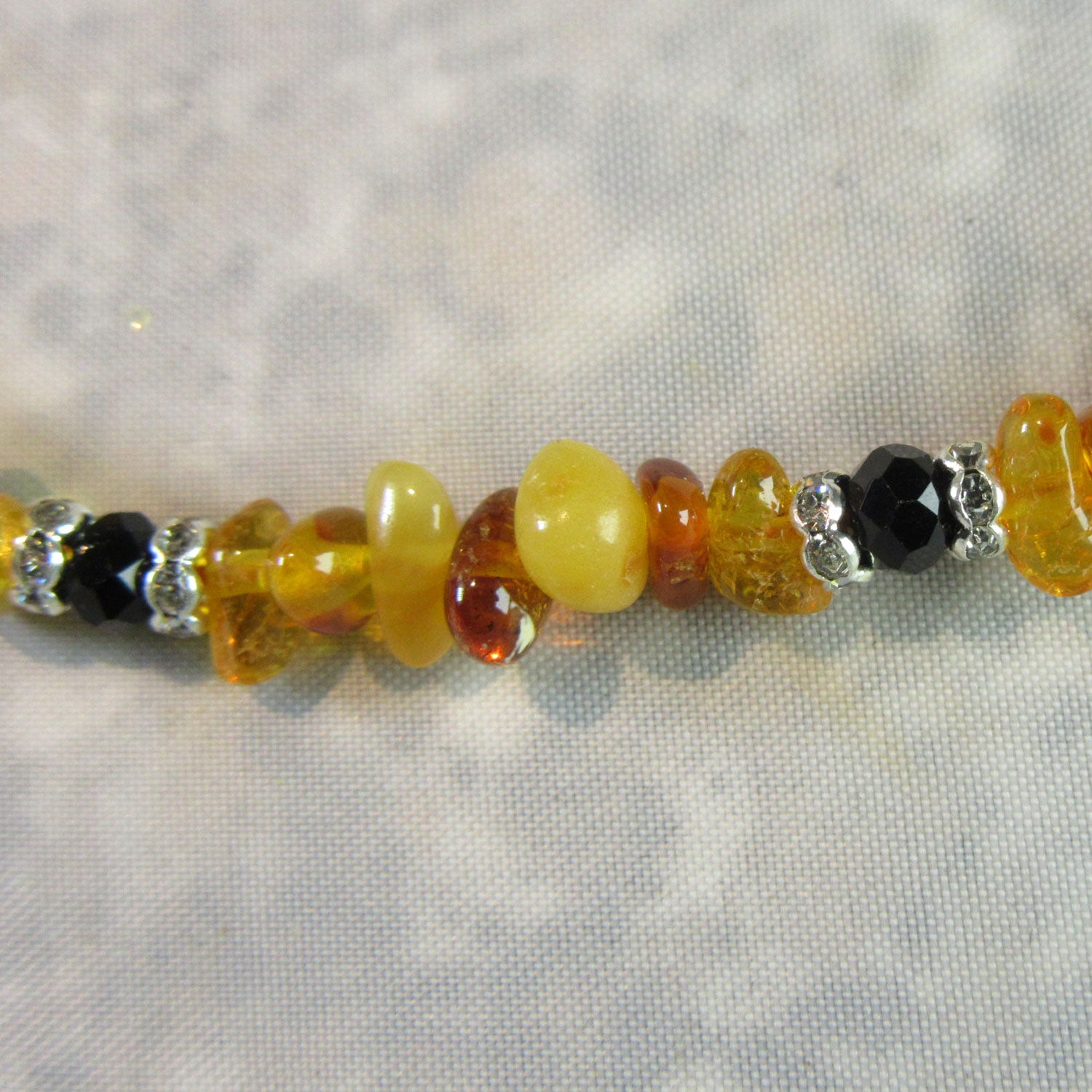 Elegantes Fußkettchen aus polierten Bernsteinen und Perlen