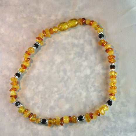 Elegantes Fußkettchen aus polierten Bernsteinen und Perlen