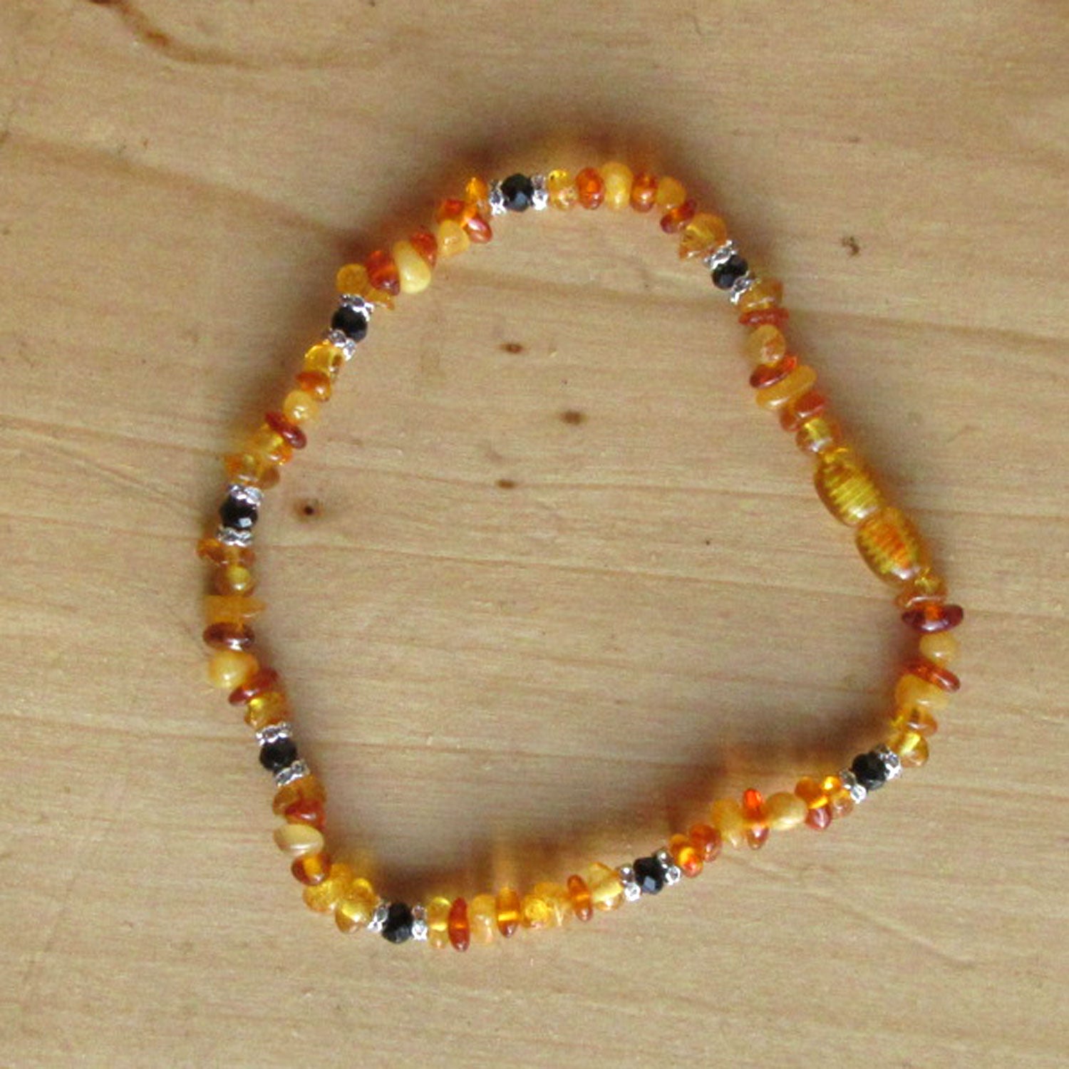 Elegantes Fußkettchen aus polierten Bernsteinen und Perlen