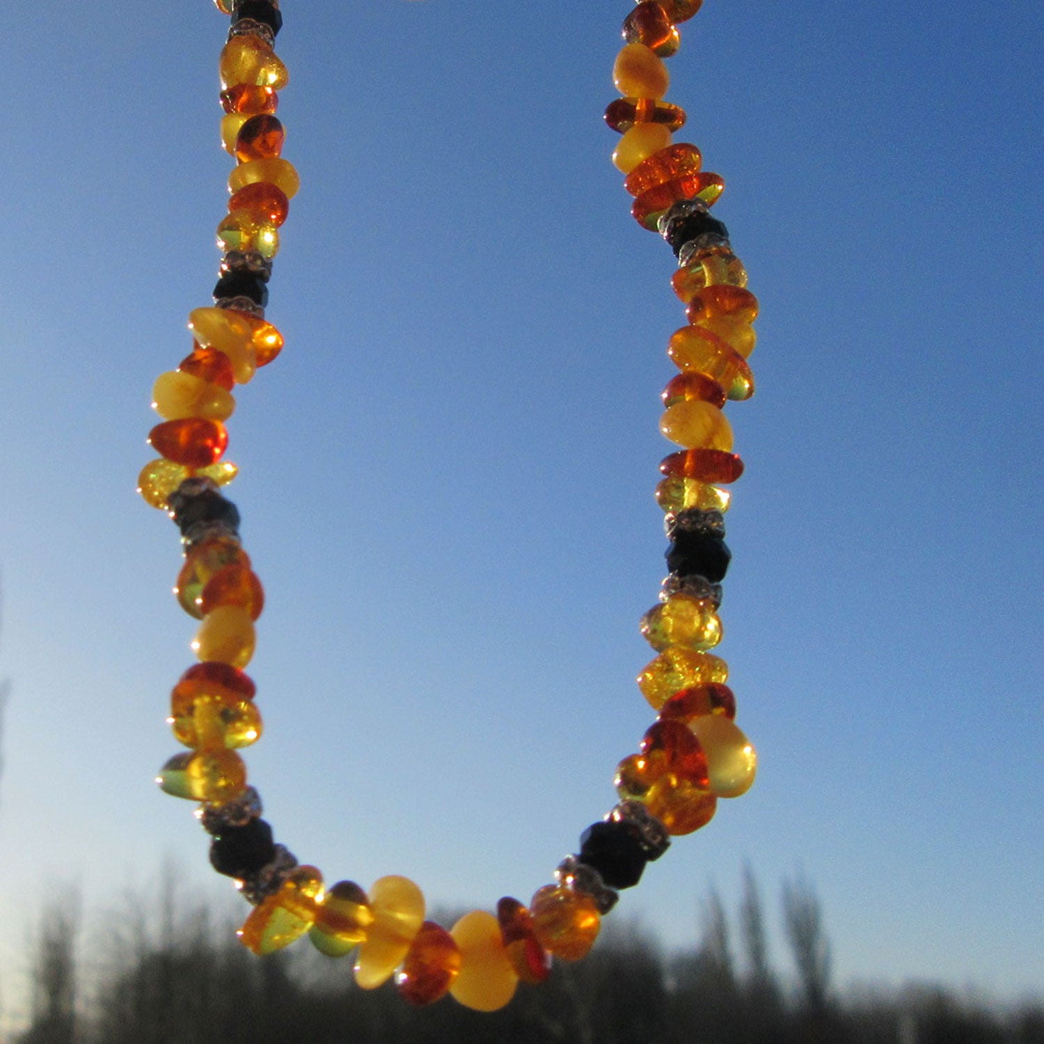 Elegantes Fußkettchen aus polierten Bernsteinen und Perlen