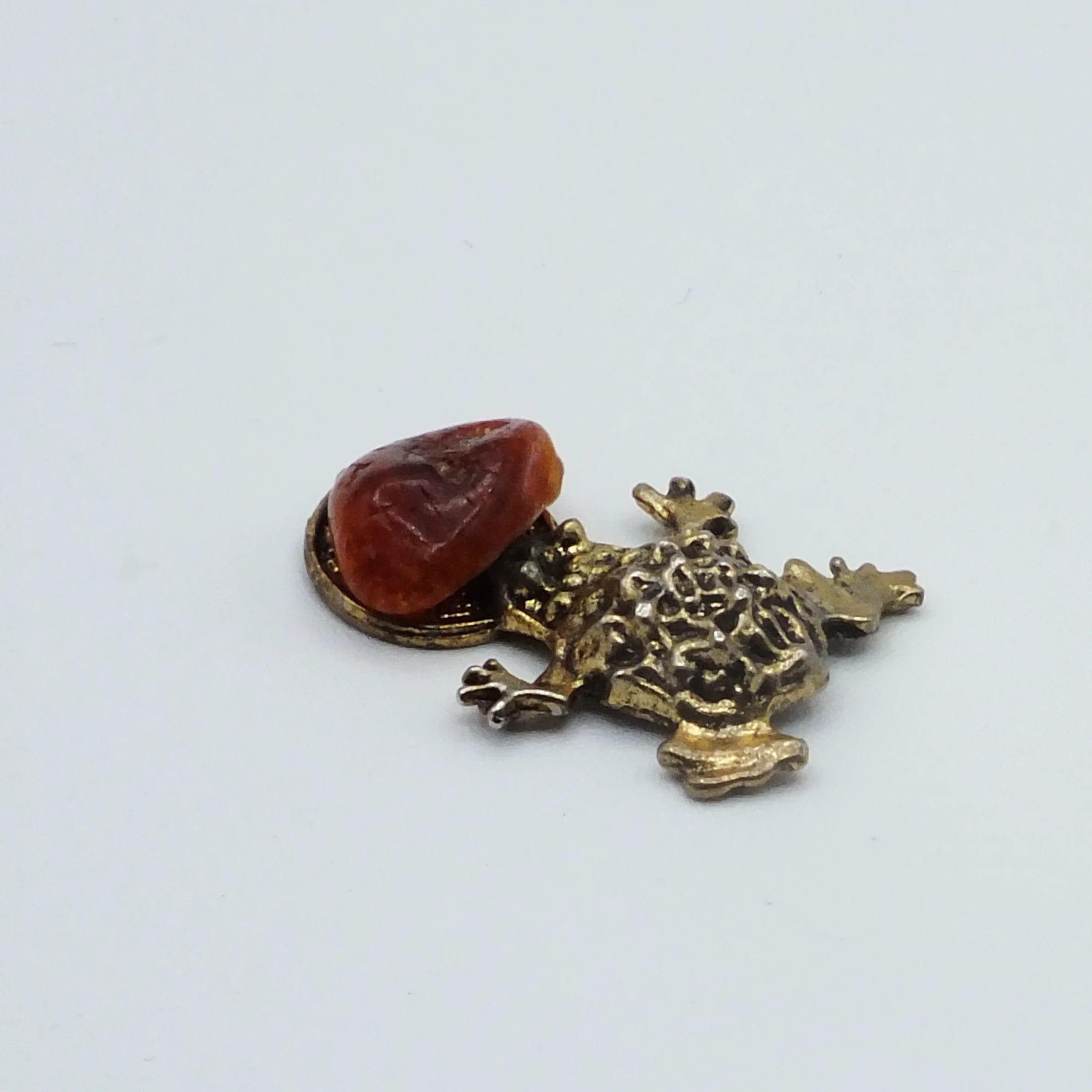 Glücksfrosch mit Bernstein – Talisman von der Ostsee