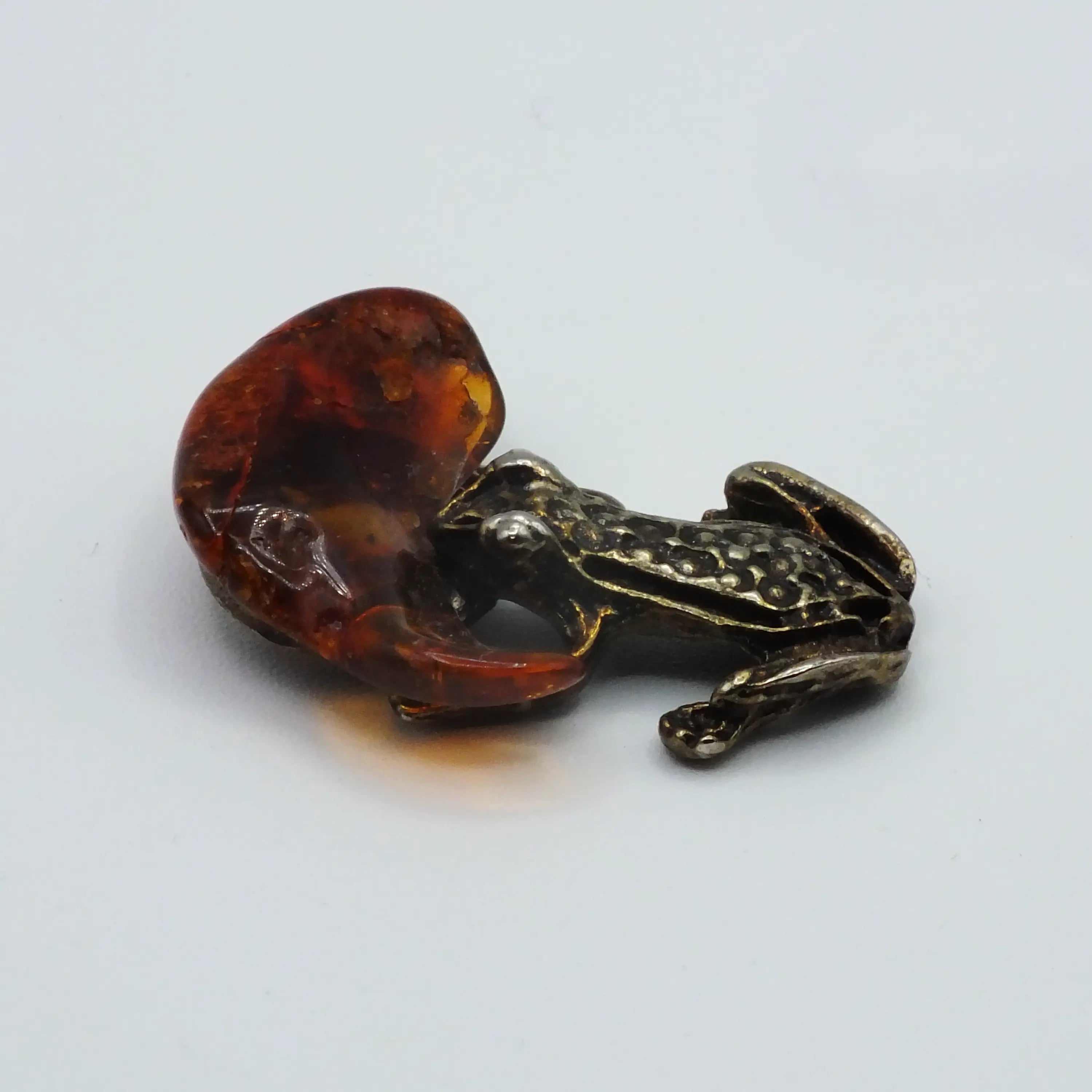 Glücksfrosch mit Bernstein – Talisman von der Ostsee