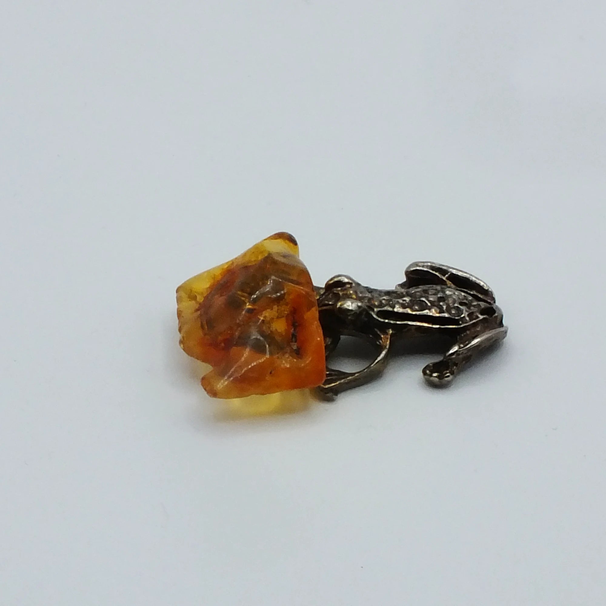Glücksfrosch mit Bernstein – Talisman von der Ostsee