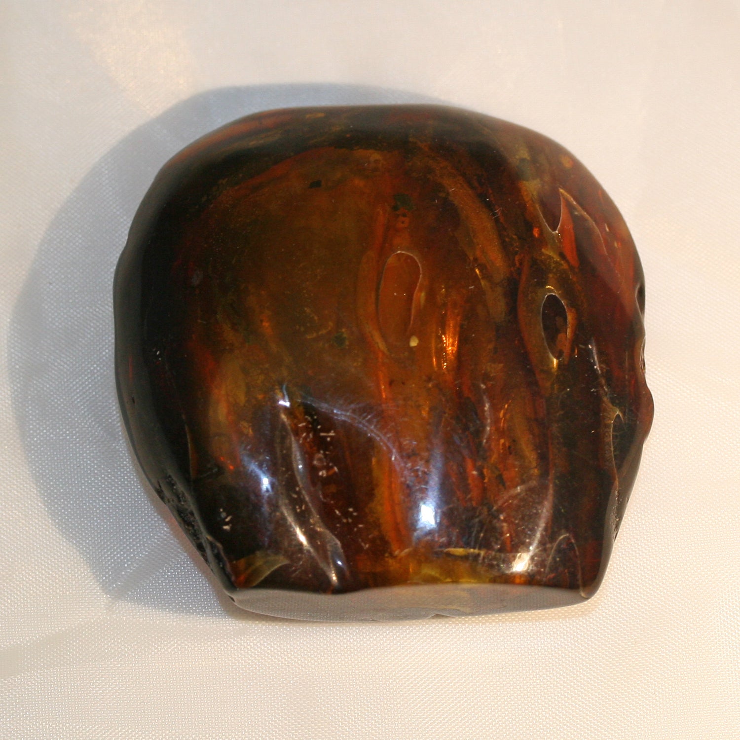 Poliertes Dunkles Bernsteinstück – Einzigartig und Durchscheinend