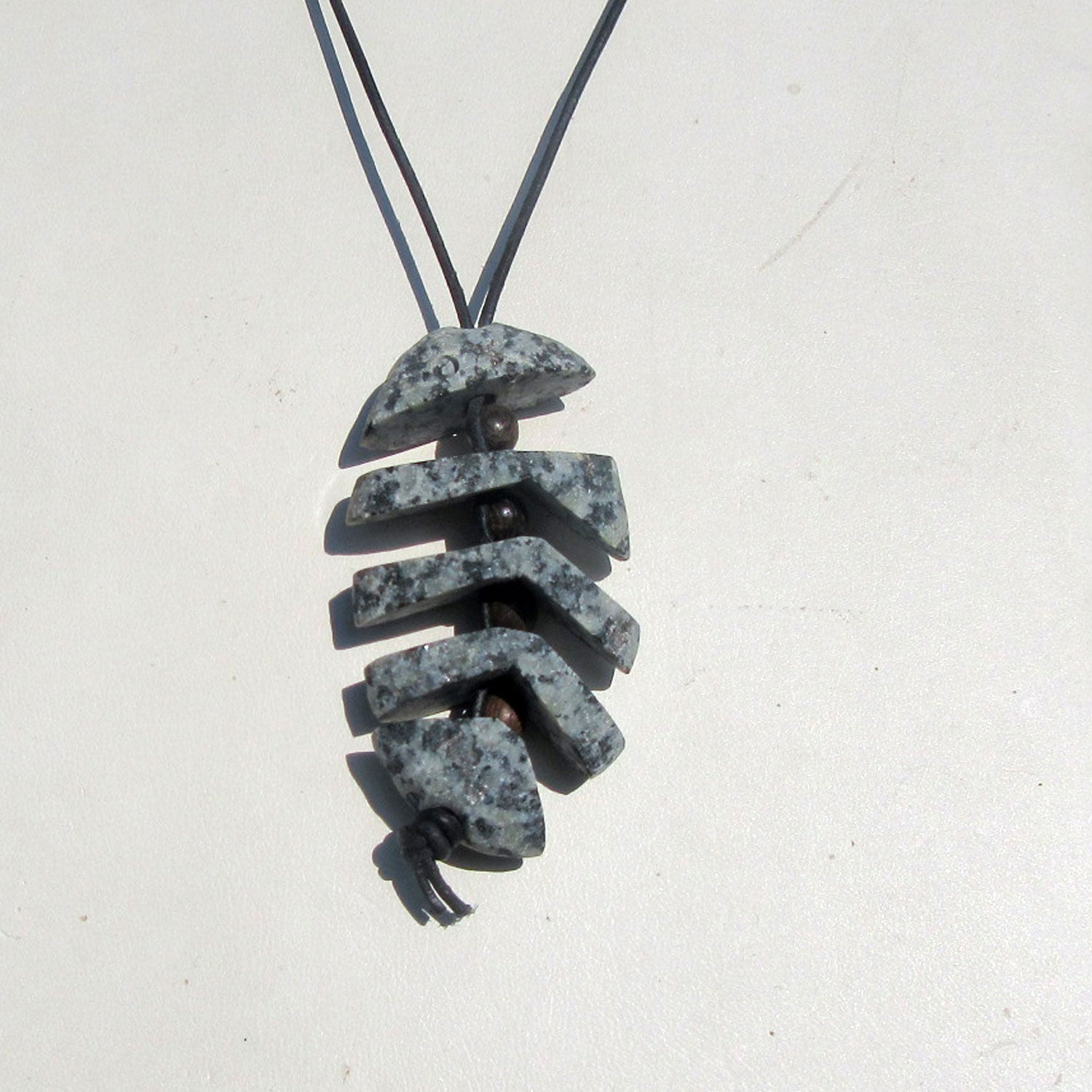 Grätenfisch aus Rügener Kiesel und Holzperlen