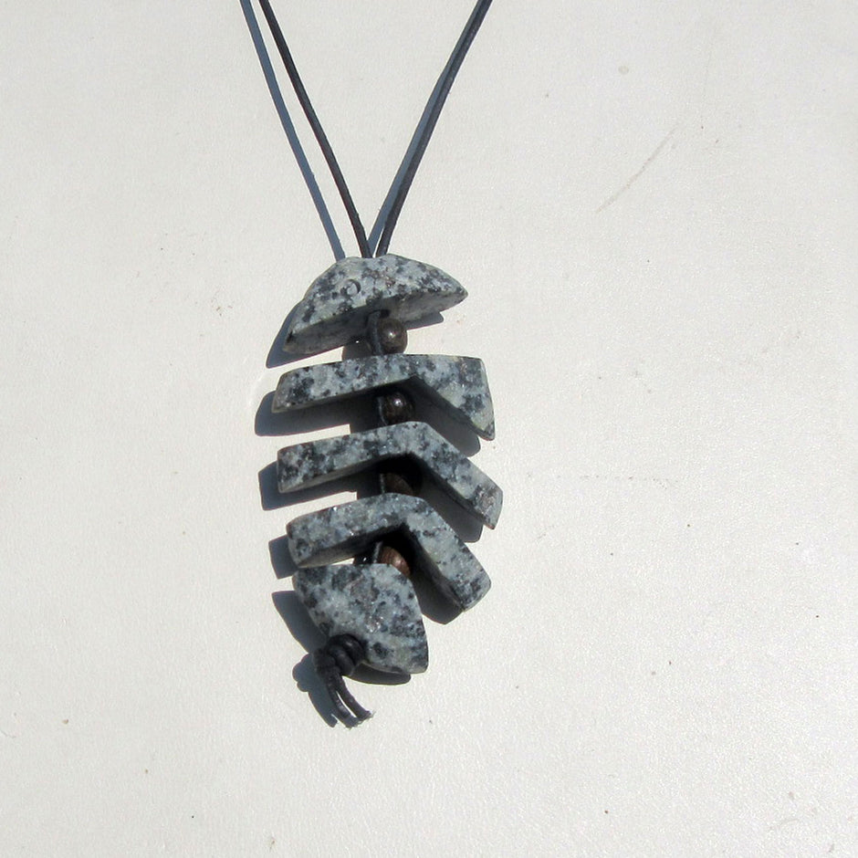 Grätenfisch aus Rügener Kiesel und Holzperlen