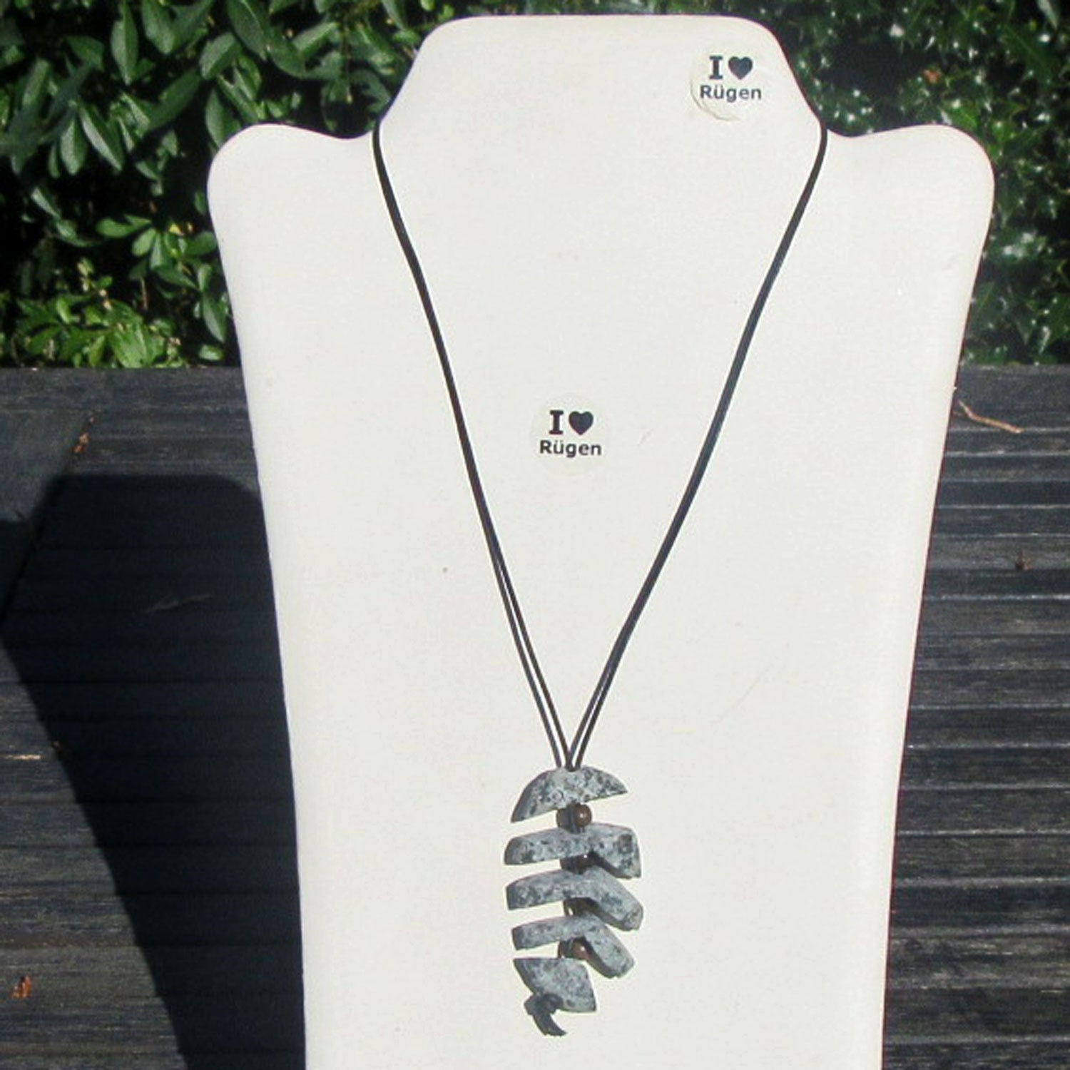 Grätenfisch aus Rügener Kiesel und Holzperlen