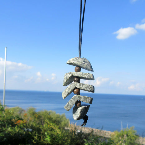 Grätenfisch aus Rügener Kiesel und Holzperlen