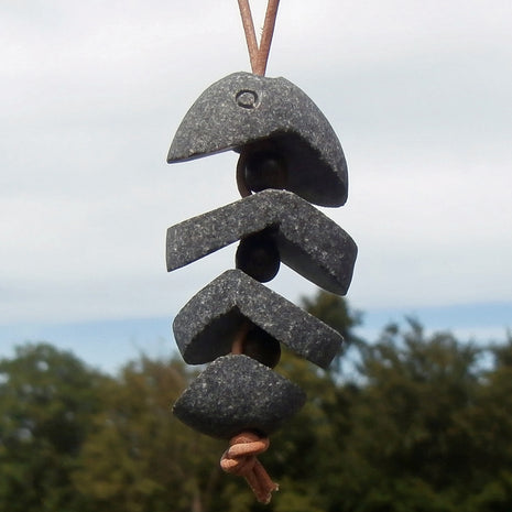 Grätenfisch aus Rügener Kiesel mit Holzperlen