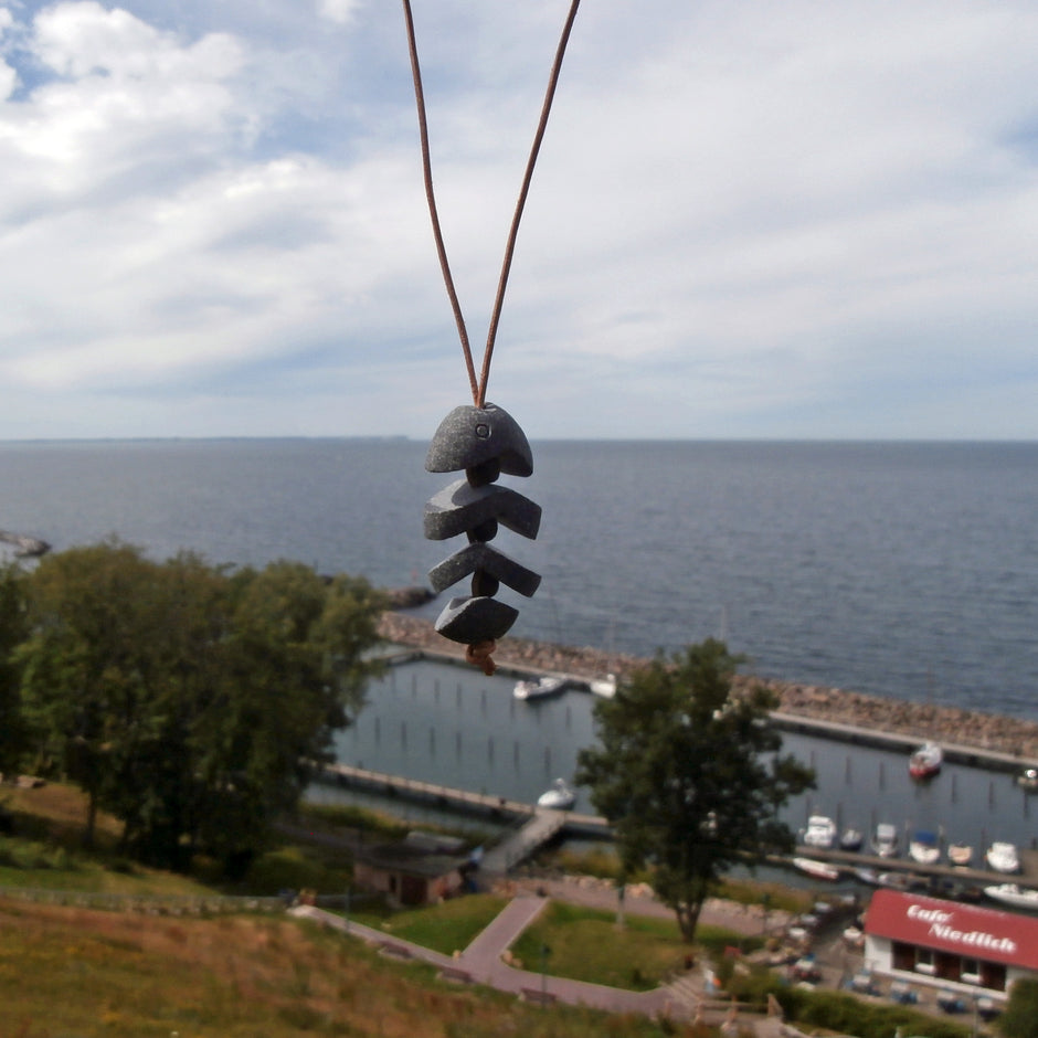 Grätenfisch aus Rügener Kiesel mit Holzperlen