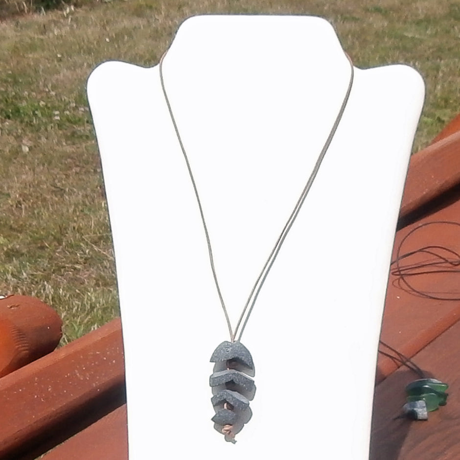 Grätenfisch aus Rügener Kiesel mit Holzperlen