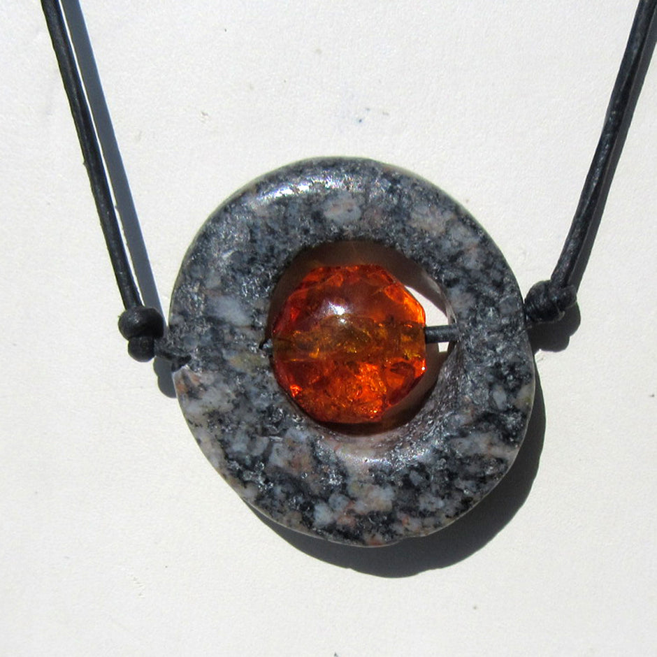 Bernsteinperle in gebohrter Steinscheibe, Unikat