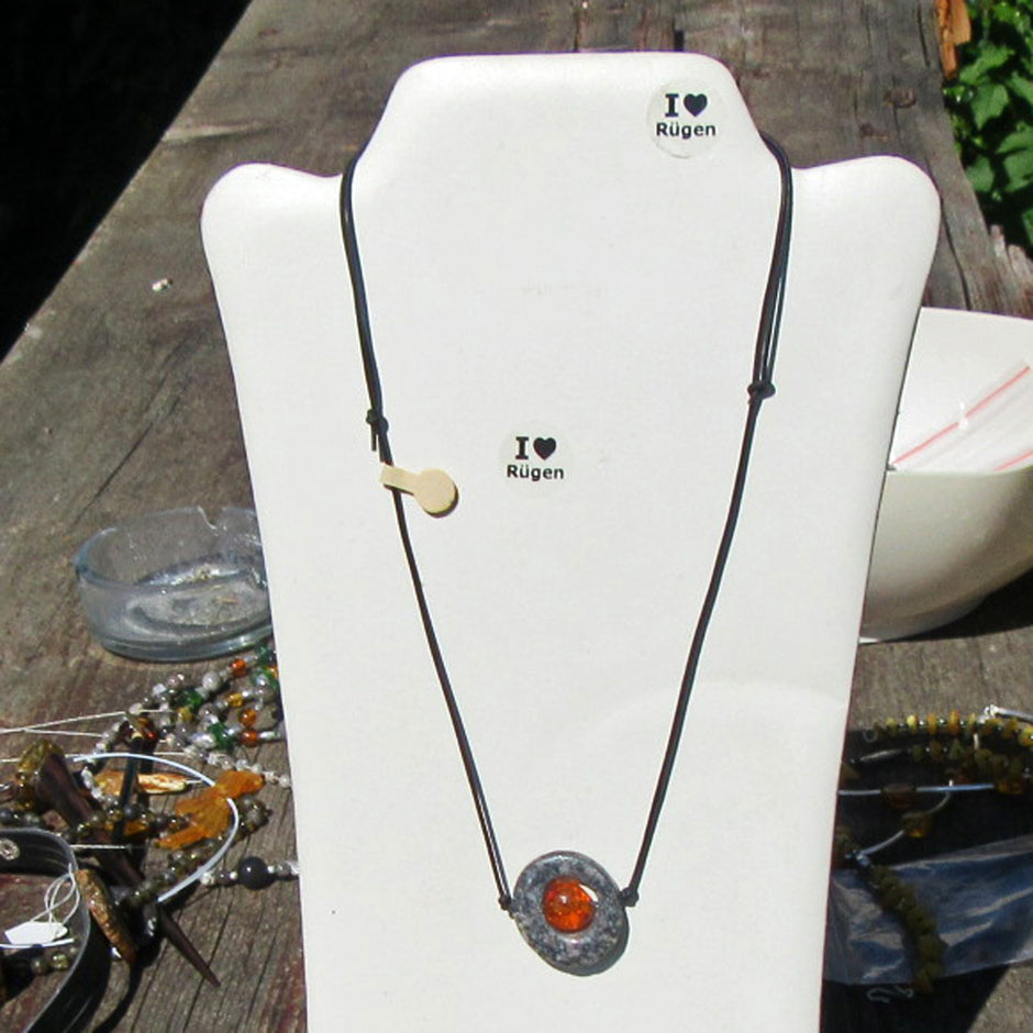 Bernsteinperle in gebohrter Steinscheibe, Unikat