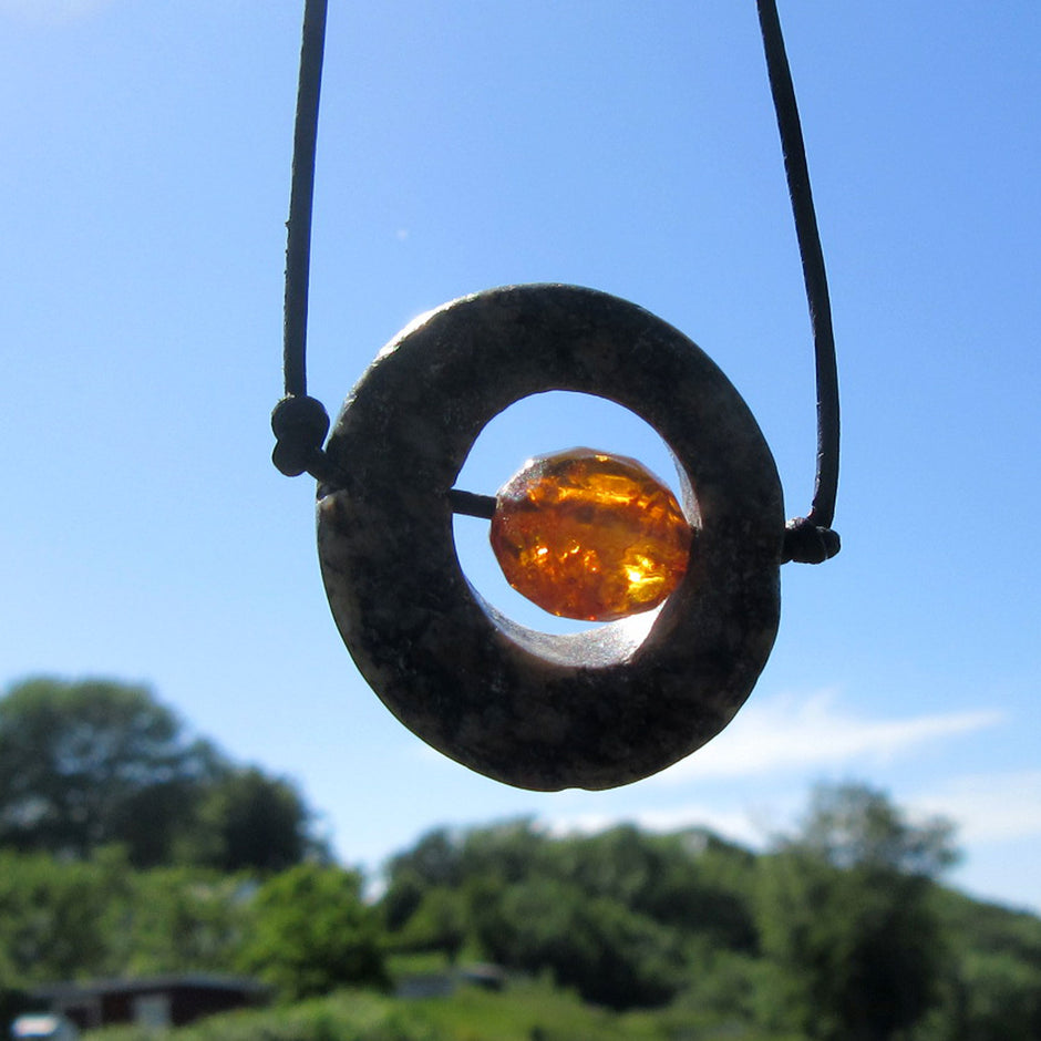 Bernsteinperle in gebohrter Steinscheibe, Unikat